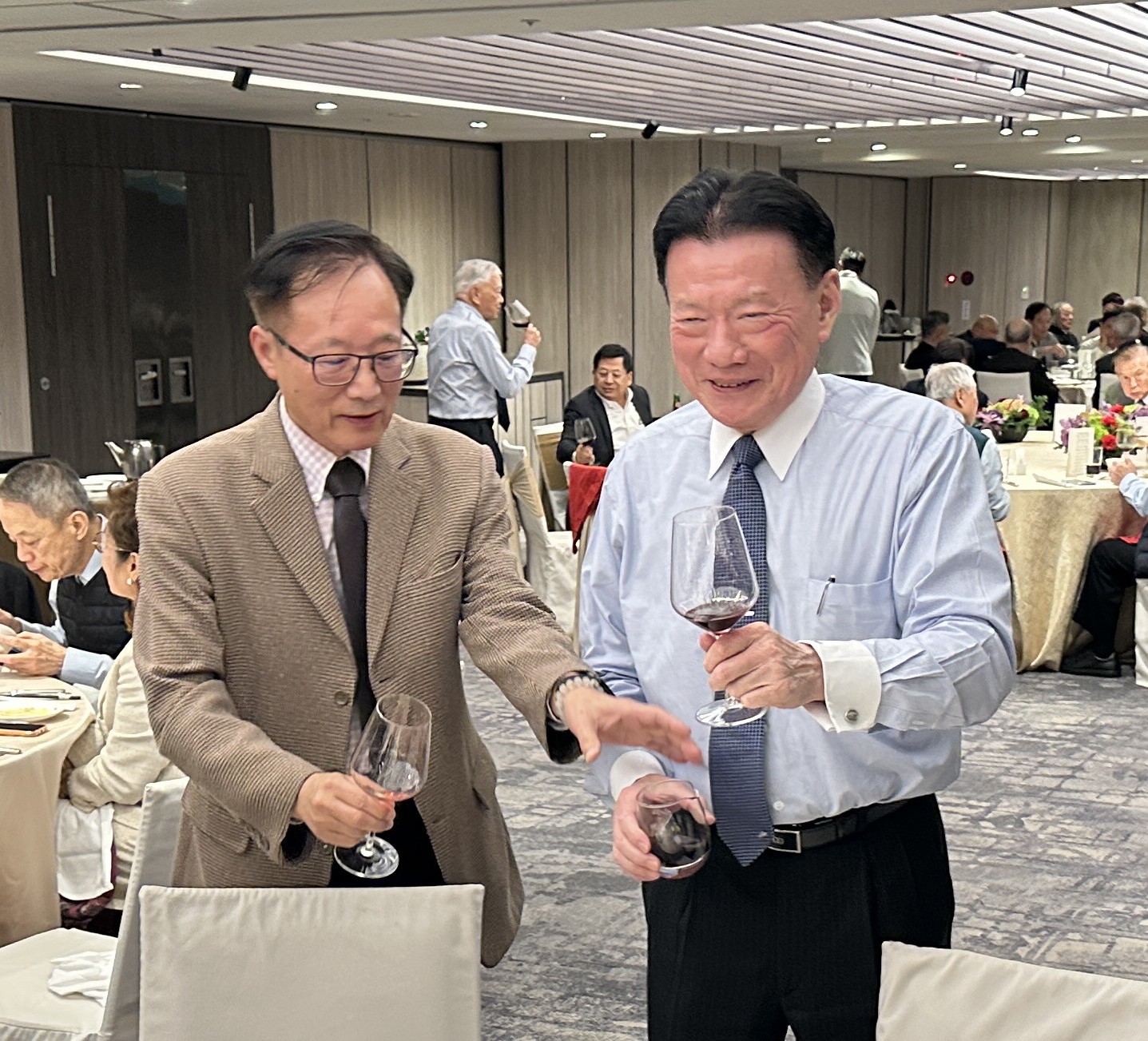 2-1楊理事長和葉召集人敬酒